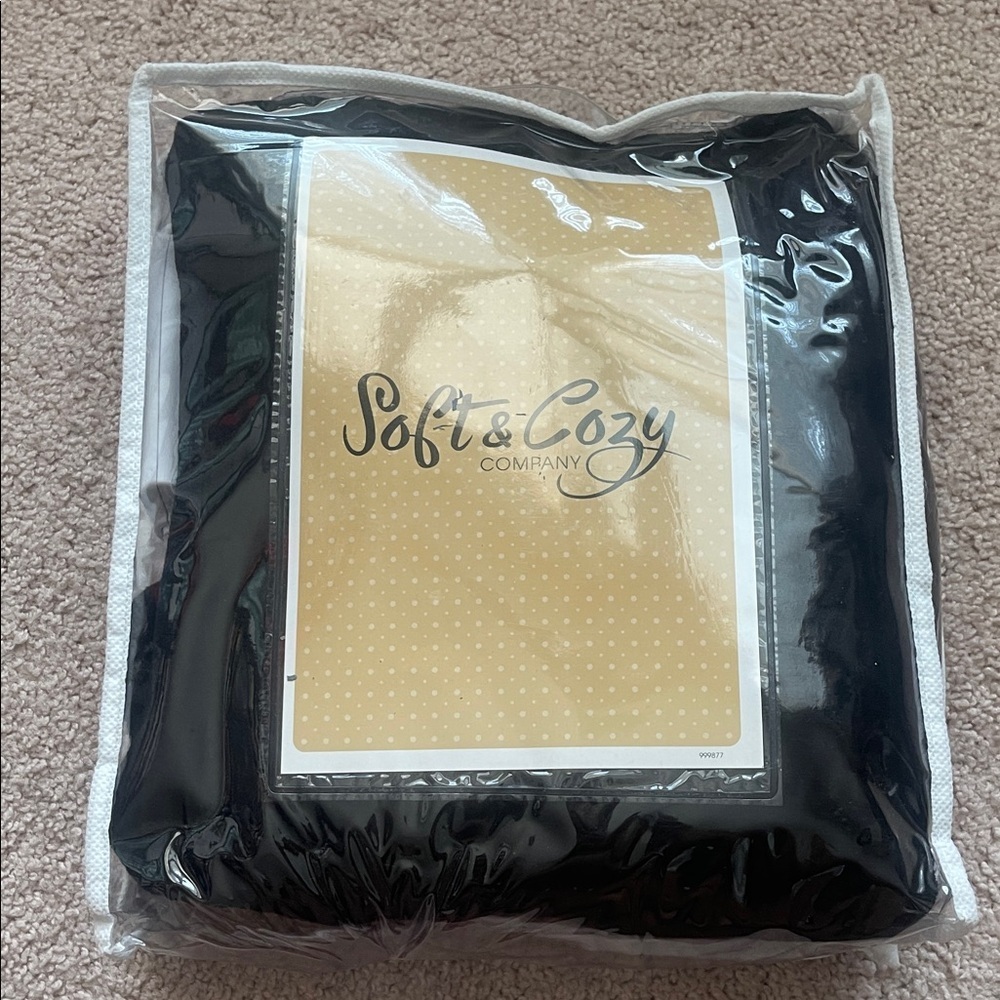 NWT Black Heated Reader’s Wrap with Pockets